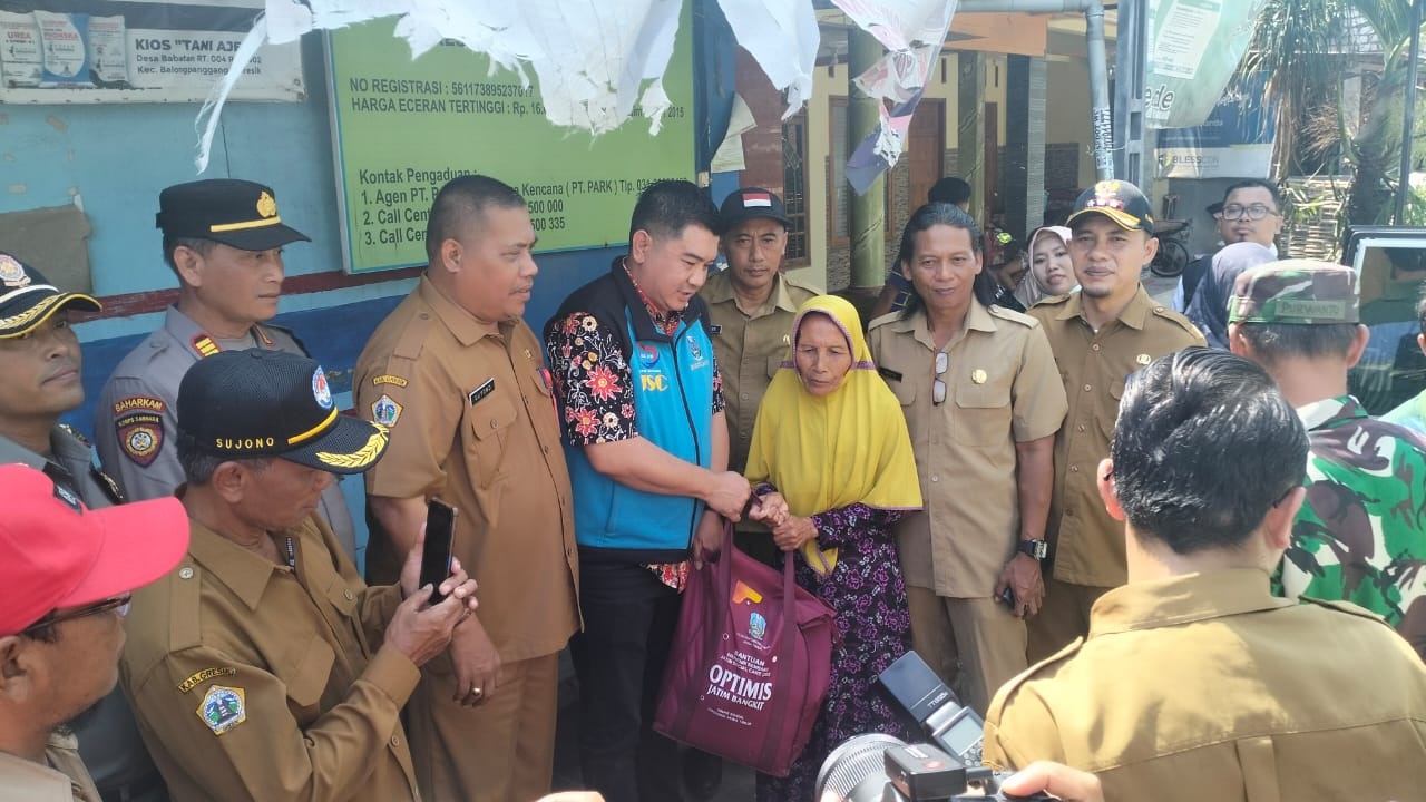 Radar Gresik BEBAS PASUNG : Pemkab Gresik, Forkompimcam dan Kepala Desa bekerjasama dengan Dinsos Jatim, RSJ Menur Surabaya dalam menangani permasalahan ODGJ di Gresik.
