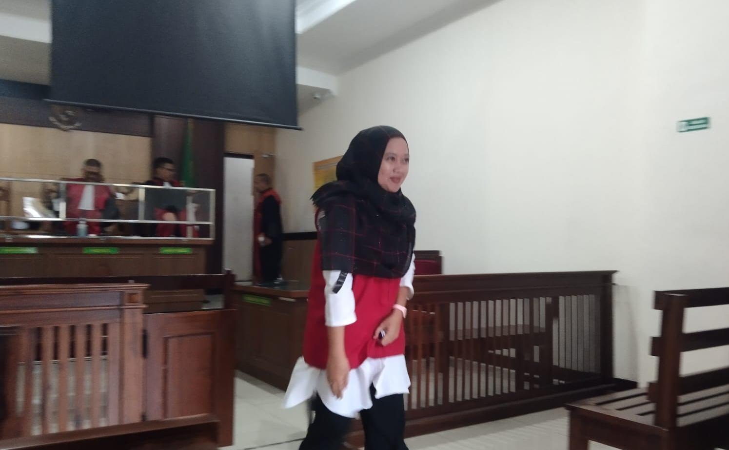 PASRAH:&nbsp; Terdakwa Eka Nisaul Khotimah usai menjalani sidang di PN Gresik.