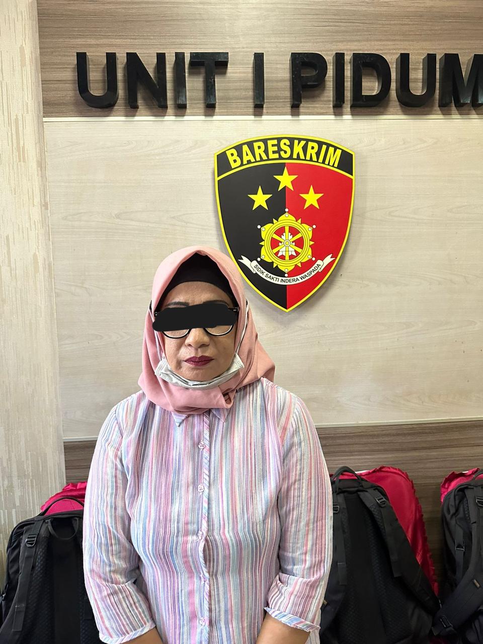 DIAMANKAN : Tersangka DS saat diamankan di Mapolres Gresik.
