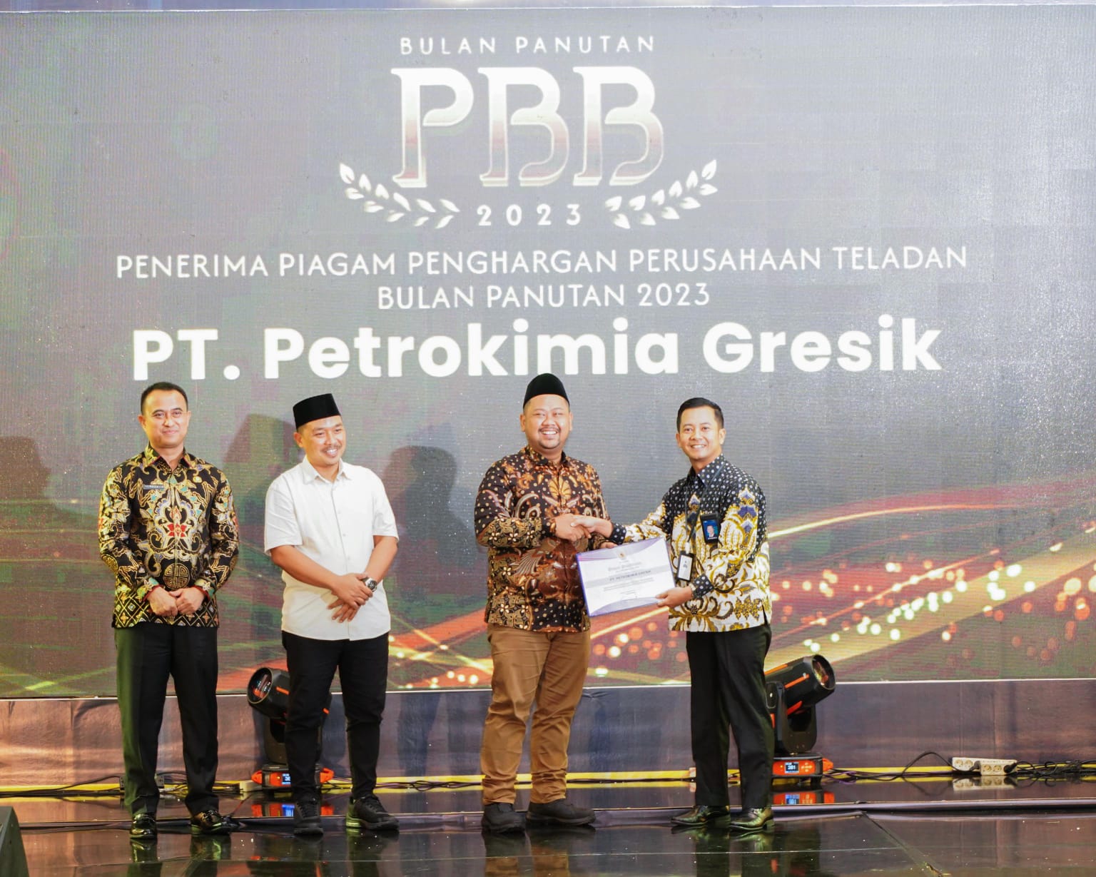 Raih Penghargaan : Bupati Gresik, Fandi Ahmad Yani (dua dari kanan) didampingi Ketua DPRD Gresik, Abdul Qodir dan Kepala BPPKAD Gresik, AM Reza Pahlevi memberikan Penghargaan atas Kepatuhan Pembayaran