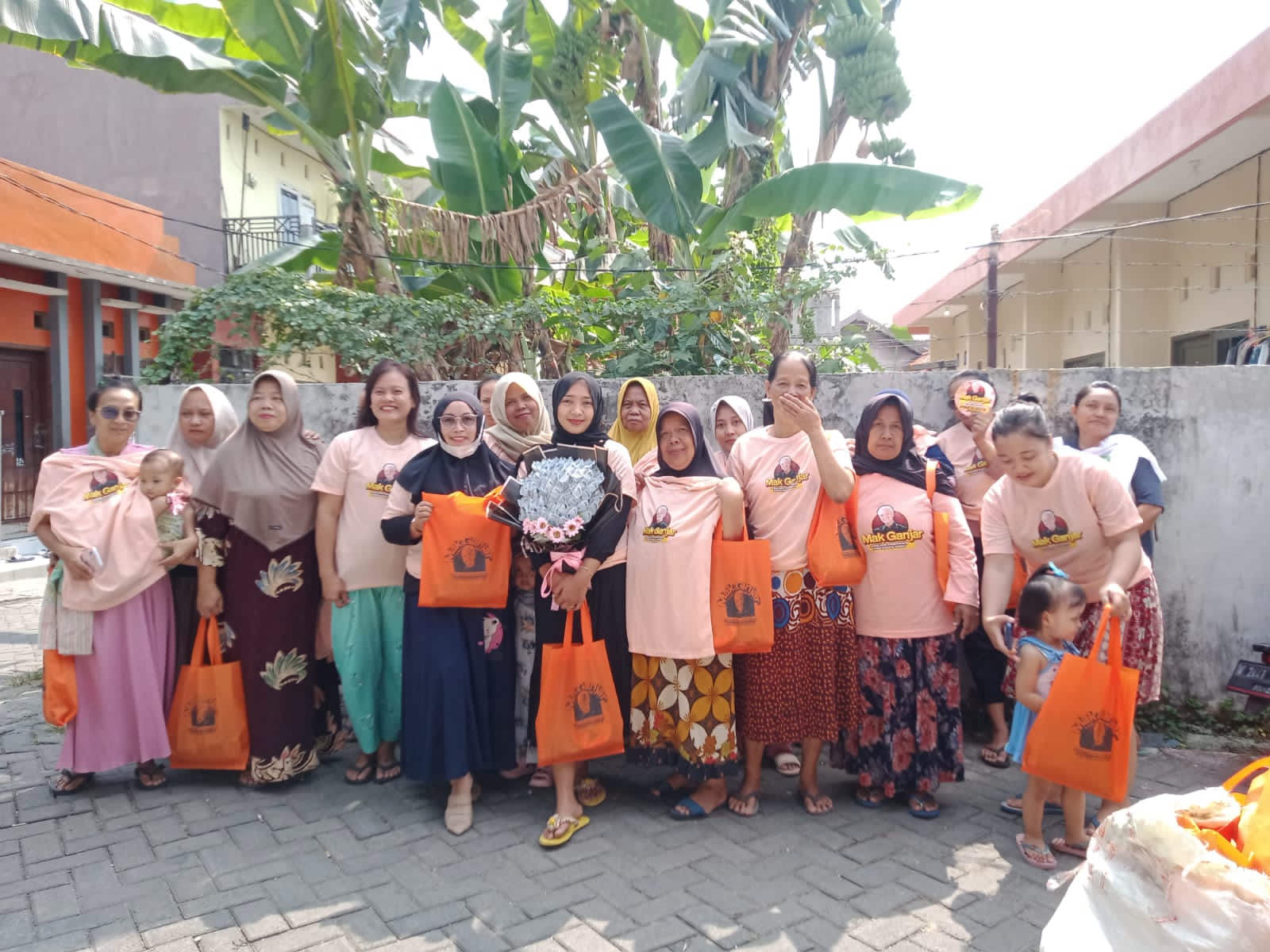 SERU: Para perempuan di Kelurahan Indro Kecamatan Kebomas saat mengikuti pelatihan buket bersama DPW Mak Ganjar Jatim.