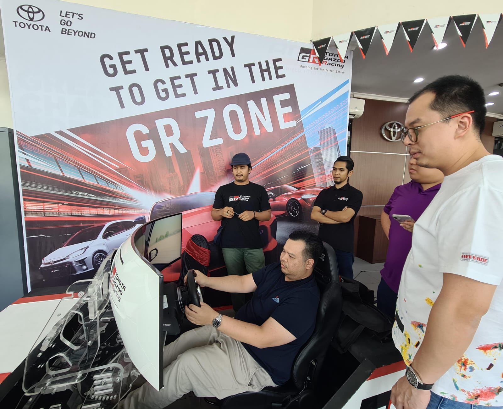 Games : Para konsumen yang datang dalam acara launching GR Zone Arina Toyota sekaligus berkesempatan mencoba GR simulator yang canggih.