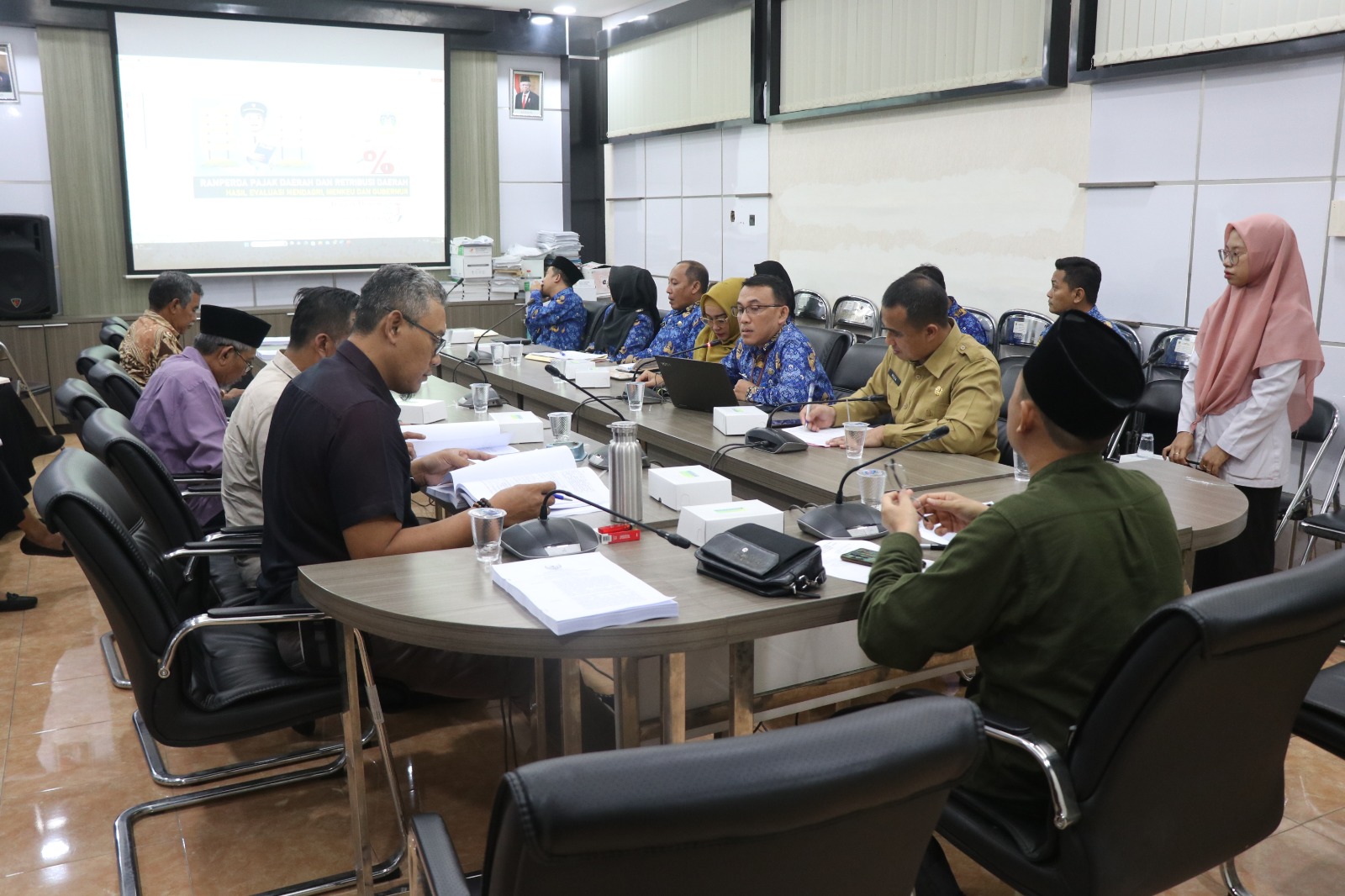 EVALUASI: Bapemperda bersama Komisi II memanggil OPD terkait membahas hasil evaluasi Perda PDRD.