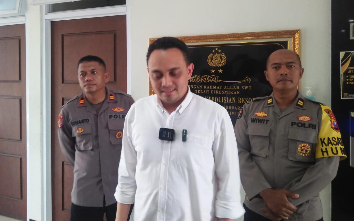 MEMBANTAH: Kasatreskrim Polres Gresik AKP Aldhino Prima Wirdhan, Kasipropam Iptu Suharto dan Kasi humas Iptu Wiwit saat memberikan keterangan kepada awak media di Mapolres