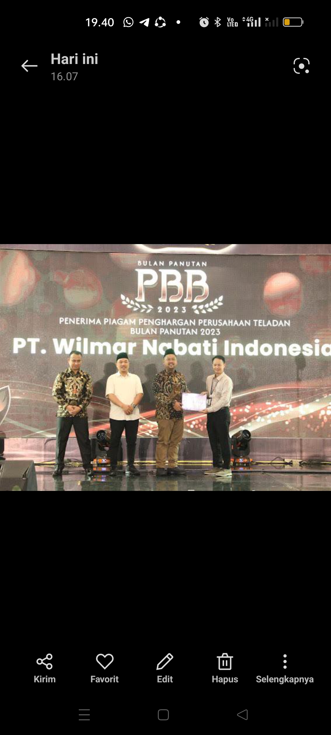 Teladan : Bupati Gresik, Fandi Akhmad Yani menyerahkan penghargaan PBB Award kepada General Affair PT Wilmar Nabati Indonesia, Andi Machmud.