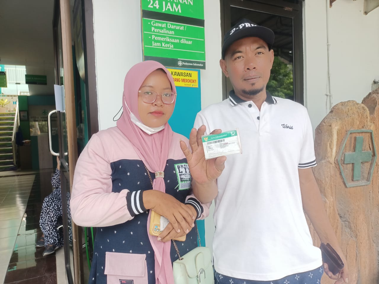 Makluf Hasan, 46 tahun, yang sejak 2014 menderita Diabetes Mellitus (DM) dan istrinya saat kontrol di Puskesmas Sukomulyo, Gresik