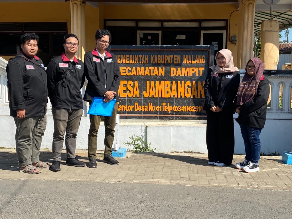 PENGABDIAN : Lima mahasiswa UMM yang tergabung dalam kelompok 93 menggelar PMM di Desa Jambangan, Kecamatan Dampit Kabupaten Malang