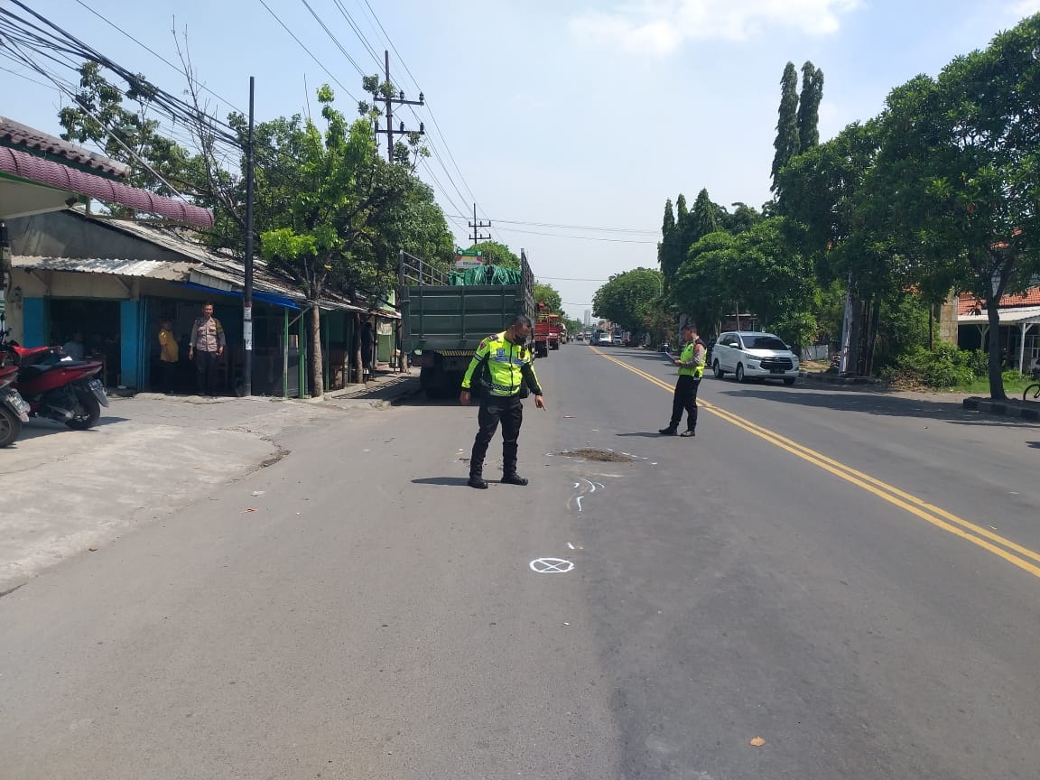 OLAH TKP: Anggota Unit Laka Satlantas Polres Gresik melakukan olah TKP di Jalan Raya Desa Sukomulyo Manyar.