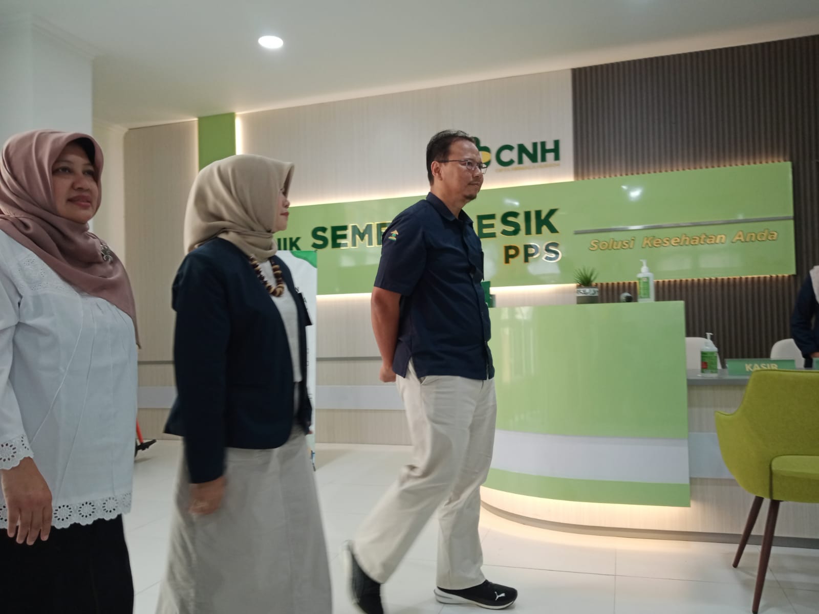 PENGECEKAN : dr Asmaunah Asriningtyas, Direktur PT&nbsp; Cipta Nirmala Husada, Direktur Utama&nbsp; Cipta Nirmala dr. Tawang Arif Nugroho dan perwakilan Dinkes Gresik saat  peninjauan