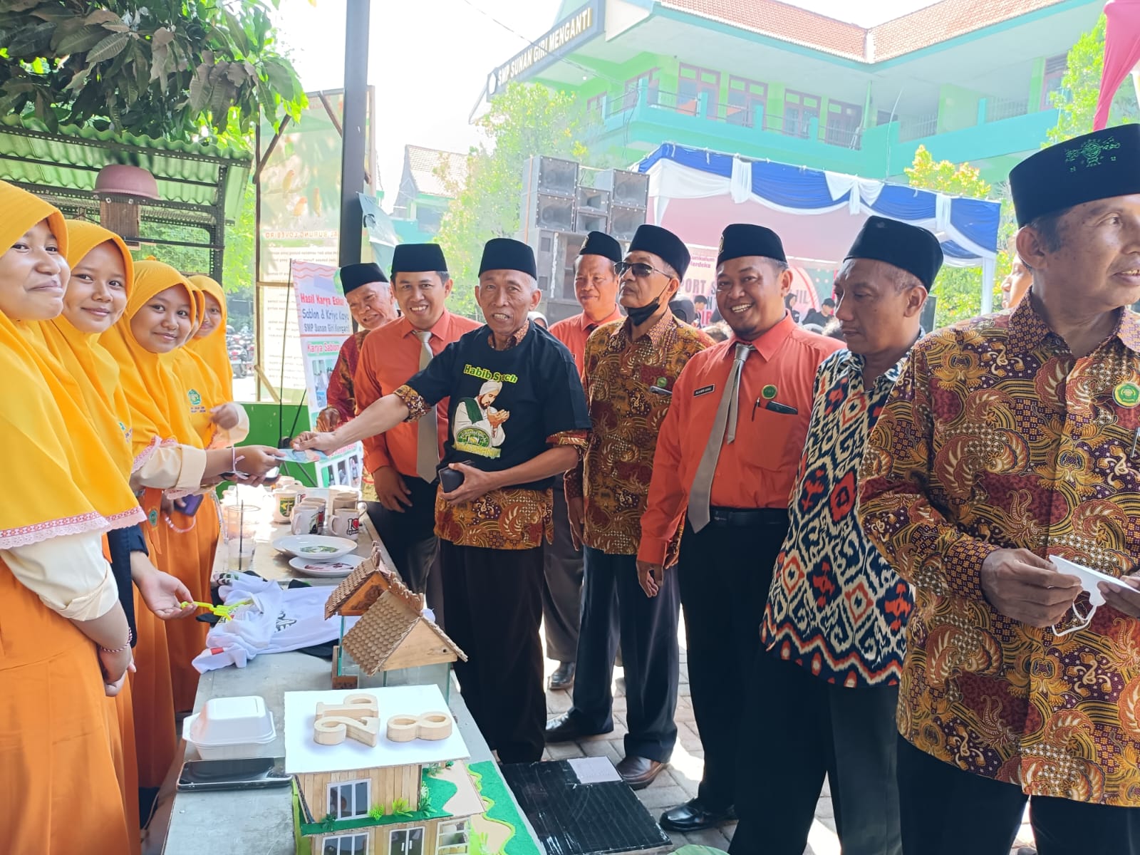MERDEKA BELAJAR: Ketua Umum Yayasan Sunan Giri Menganti H. Moh. Muji S.Ag, didampingi Kepala SMP Sunan Giri Menganti Muhammad Sholikun S.Ag., M.PdI, dan pengurus yayasan memamerkan hasil karya siswa.