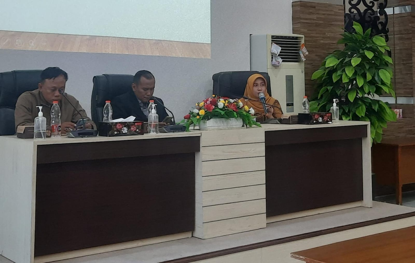 JUMPA PERS: Dinkes Gresik saat melakukan komunikasi dengan awak media.