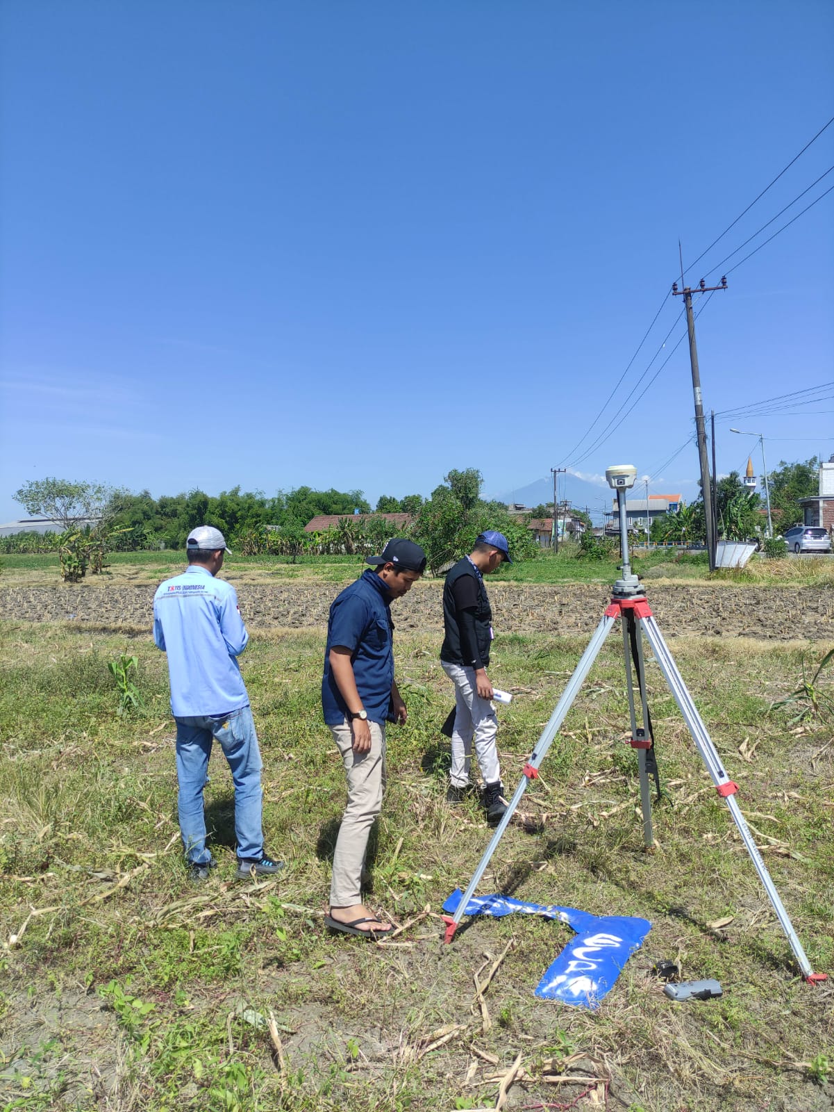 SIAP GEBER : . Dalam program PTSL, BPN Gresik melakukan pengukuran dan pemetaan bidang tanah dengan memanfaatkan teknologi foto udara (Fotogrametri) menggunakan pesawat nir awak (drone).