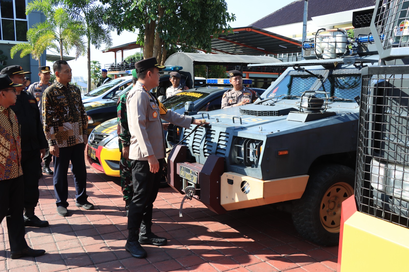 CEK PASUKAN : Polres Gresik AKBP Aditya Panji Anom dan jajaran Forkopimda saat mengecek perlengkapan pasukan usai Apel Operasi Lilin 2023 di halaman Mapolres Gresik.
