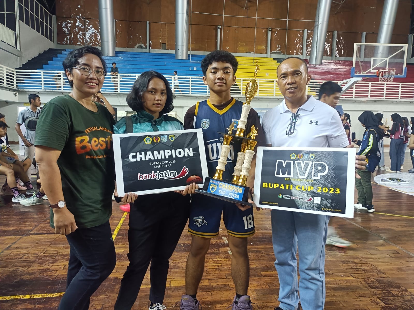 KELUARGA BERPRESTASI: Miracle Gathyo Merzalino berfoto bersama orang tua David Sjafril Winanto dan Meyreza dan kakak perempuannya usai meraih gelar MVP dan mengantar tim Basket SMPN