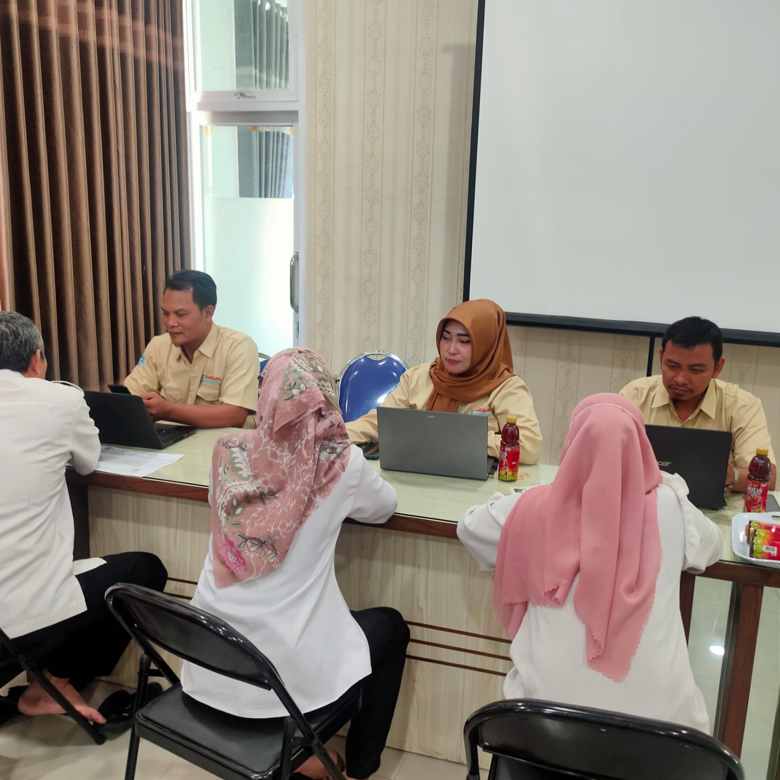 JEMPUT BOLA: Dispendukcapil Gresik saat melayani pembuatan IKD di Puskesmas Sekapuk beberapa waktu lalu.