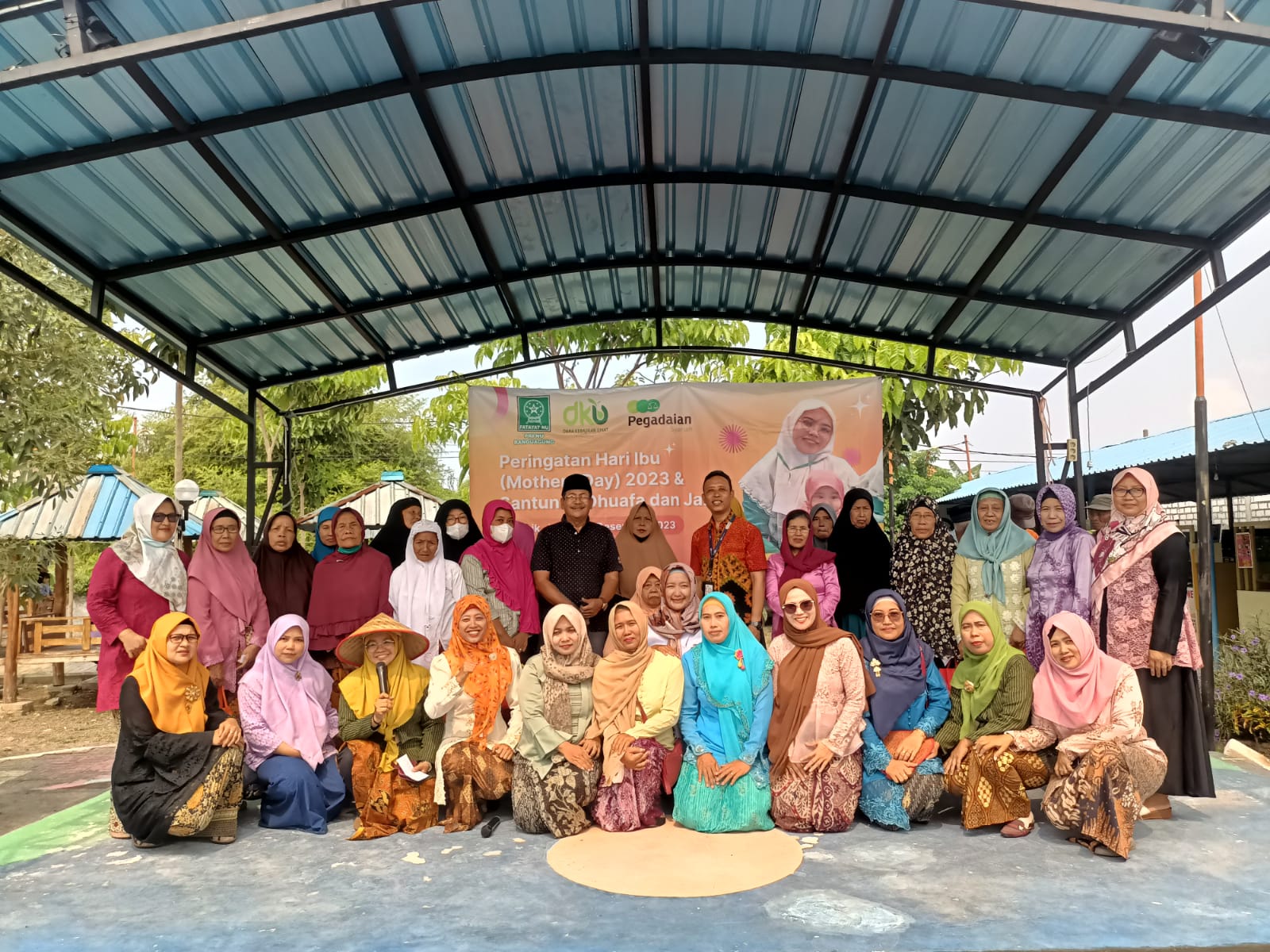 HARI IBU: Pegadaian Syariah Kebomas bersama Fatayat NU Randuagung menggelar Peringatan Hari Ibu dan Santunan kepada Dhuafa dan Janda