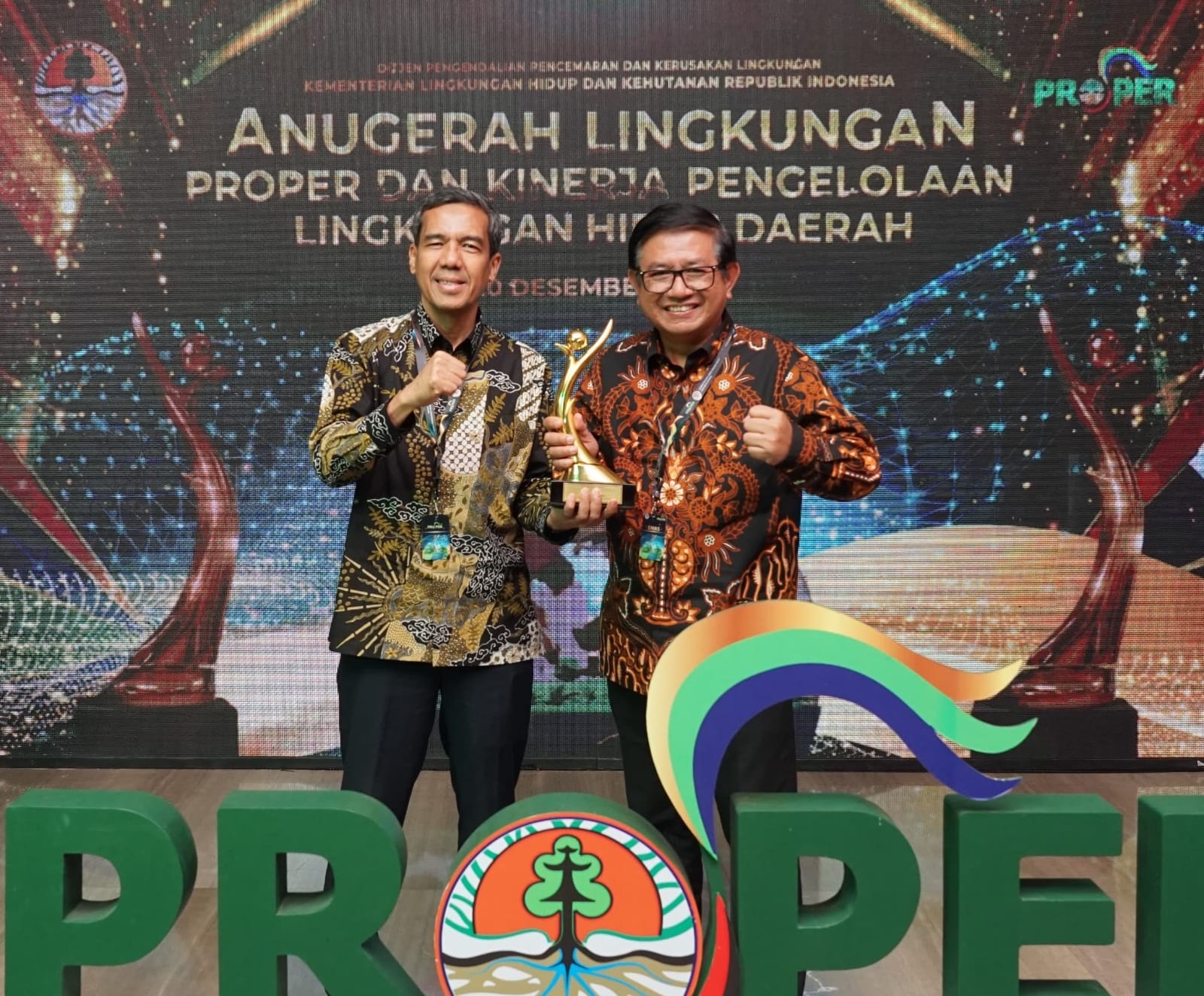 KADO AKHIR TAHUN: Wakil Direktur Pupuk Indonesia, Gusrizal (kiri) berfoto bersama Dirut PT Petrokimia Gresik, Dwi Satriyo Annurogo usai mendapatkan penghargaan Proper Emas dari KLHK.
