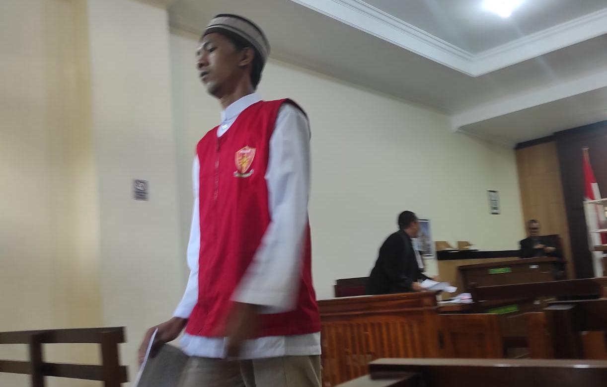 TUNDUKKAN KEPALA: Terdakwa Nurul Hasan Purwandi&nbsp; usai menjalani sidang di PN Gresik.