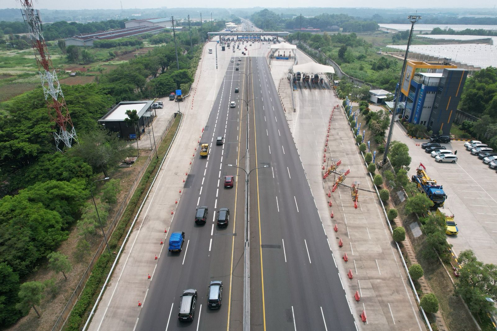 TINGGALKAN JAKARTA: Banyak kendaraan yang mulai meninggalkan Ibu Kota Jakarta menjelang Tahun Baru 2024