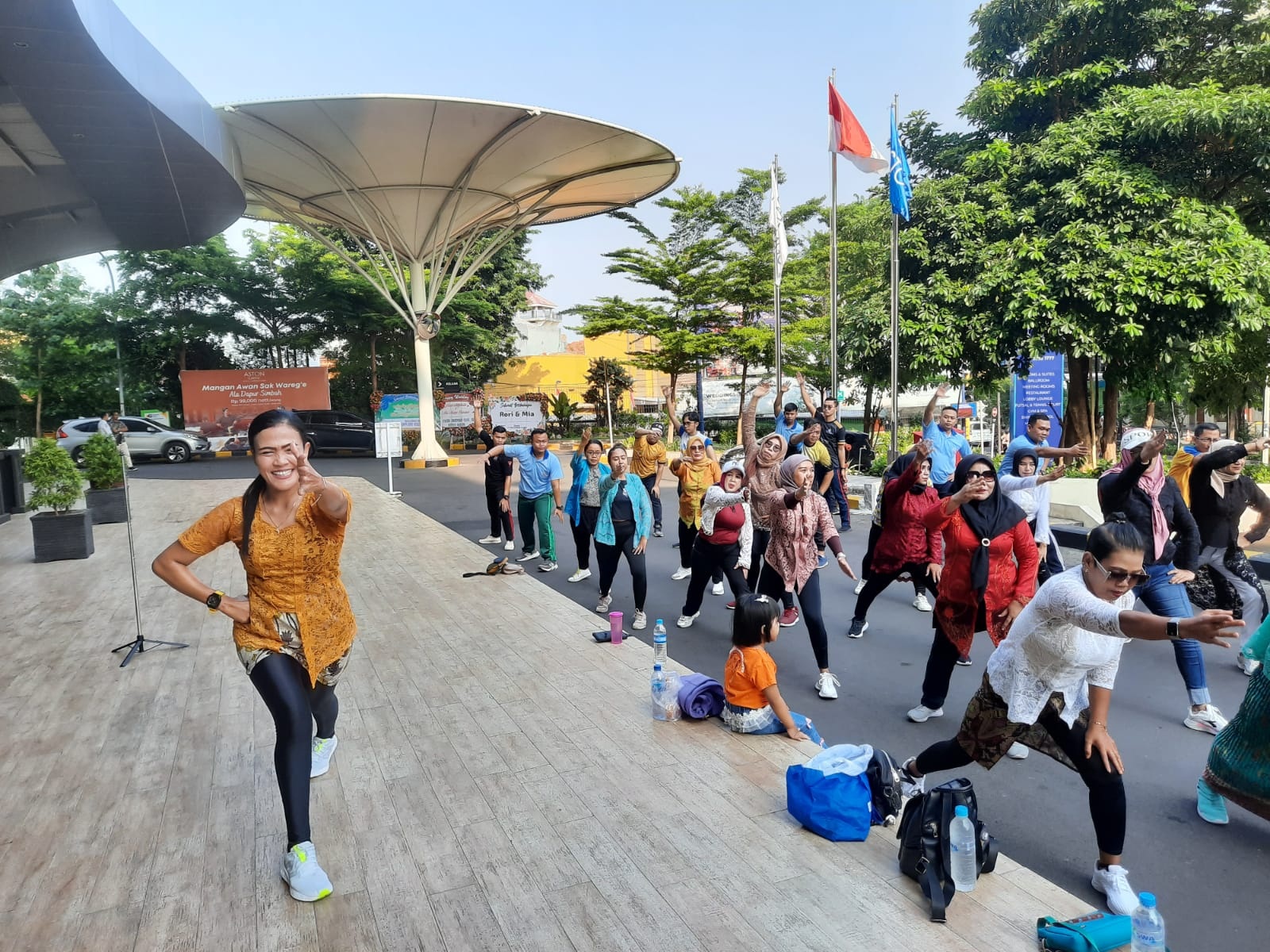 SERU: Audy Lovers Bersama Komunitas Aerobic Gressmall Gelar Senam Berkebaya di Halaman Gressmall, Sabtu (23/12).