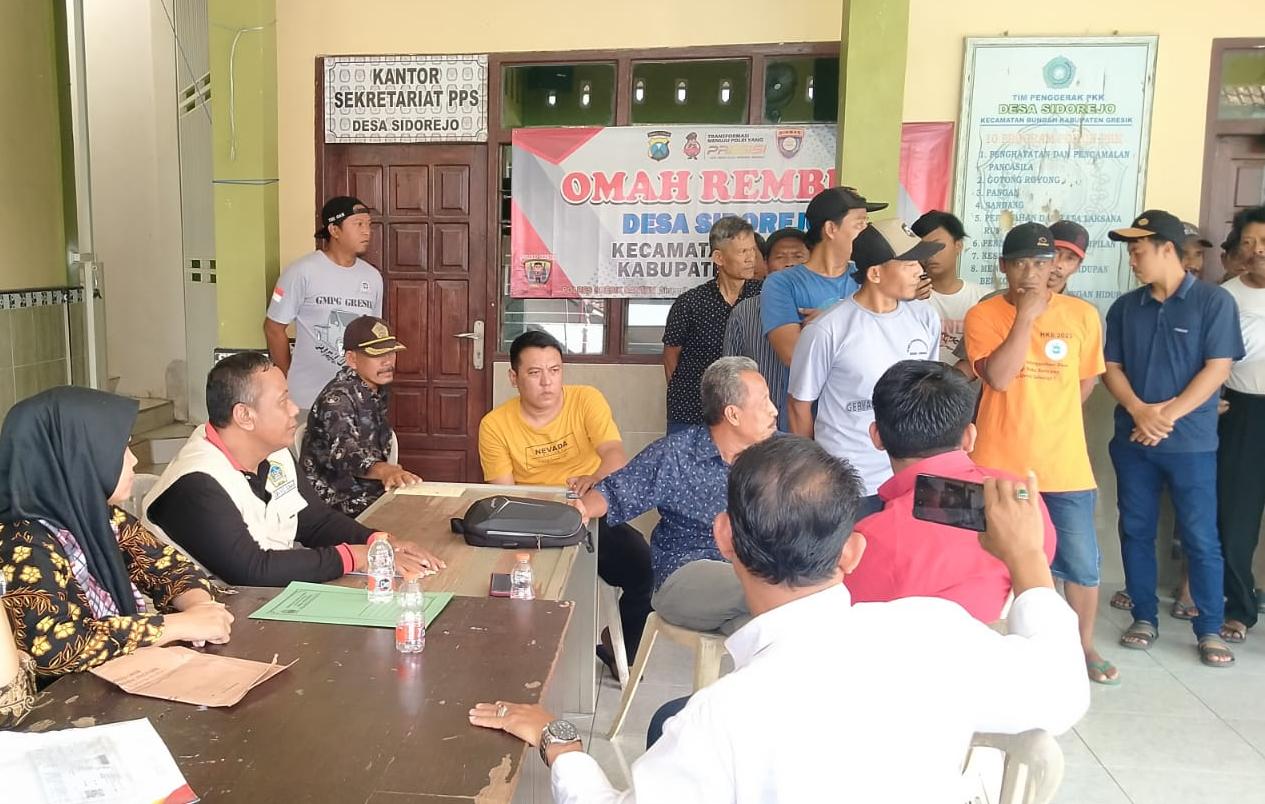 PROTES: Warga Desa Sidorejo, Kecamatan Bungah meluruk balai desa untuk protes dugaan asusila oknum perangkat desa di rumahnya agar mundur dari jabatannya.