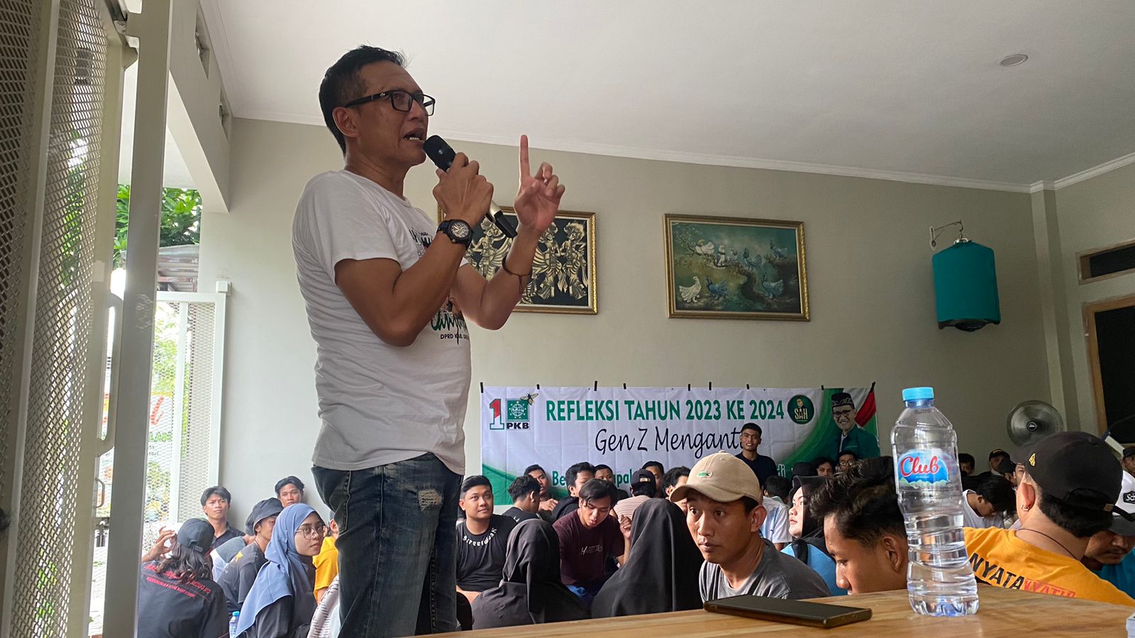 DISKUSI: Anggota DPRD Gresik Abdullah Hamdi saat menggelar diskusi bersama Gen Z dari seluruh desa di Menganti.