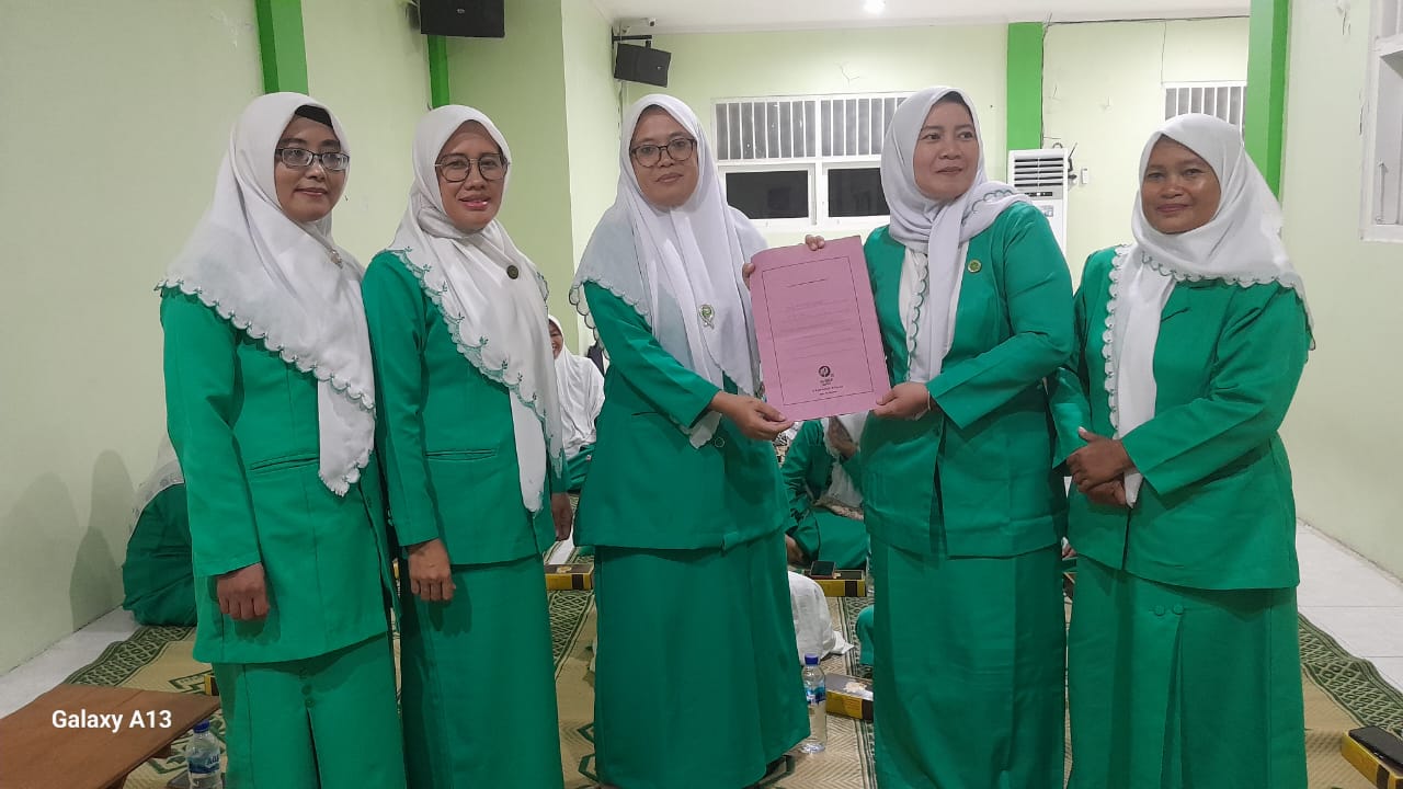 TERPILIH: Erna Yuliati (kanan) secara simbolis menyerahkan estafet kepemimpinannya kepada Shofiyatur ketua terpilih didampingi PJ Ketua PCFNU Gresik Masruroh.