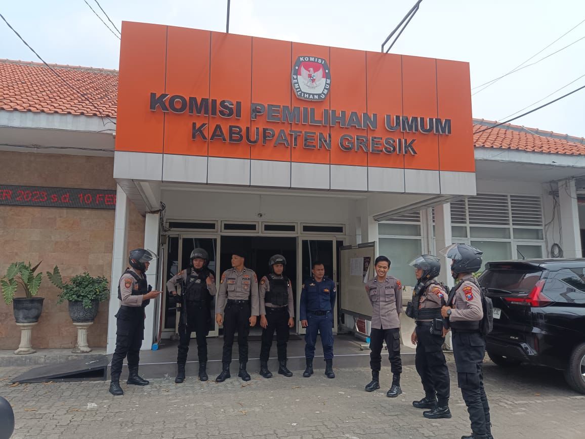 PENGAMANAN: Anggota Polres Gresik melakukan pengamanan di kantor KPU dan Bawaslu Gresik.