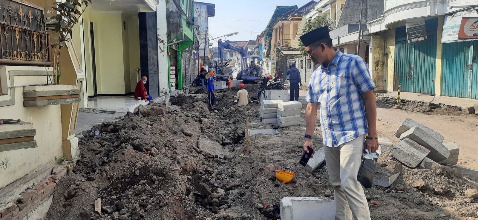 RUTIN SIDAK : anggota Komisi III DPRD Gresik , Abdullah Hamdi intens memantau proyek pembangunan umtyuk memastikan sesuai spesifikasi.
