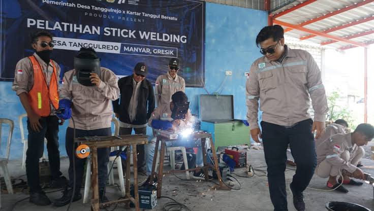 PELATIHAN: Muhammad Syahrul Munir saat menggelar pelatihan stick welding.