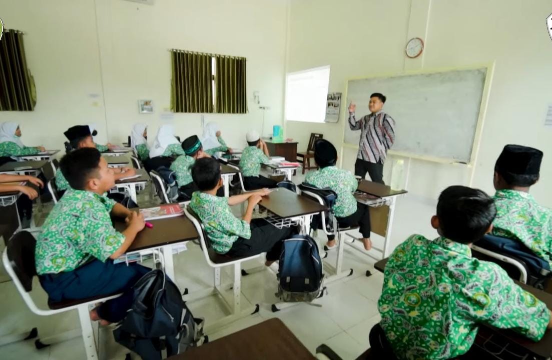 MENGAJAR: Ketua Fraksi PKB DPRD Gresik Muhammad Syahrul Munir saat mengajar di SMP  Sunanul Muhtadin, Sidayu.
