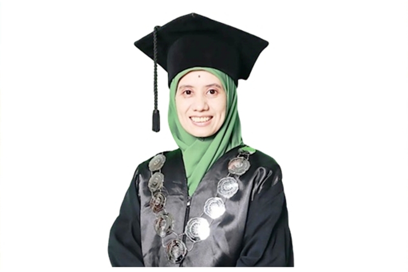 Nadhirotul Laily, S.Psi, M.Psi, Ph.D, Psikolog.  Rektor Universitas Muhammadiyah Gresik (UMG)
