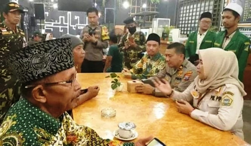 DIALOG: Warga  Suci, petugas dan pemilik kafe berdiskusi terkait dengan banyaknya warung kopi yang memutas musik terlalu keras hingga larut malam.