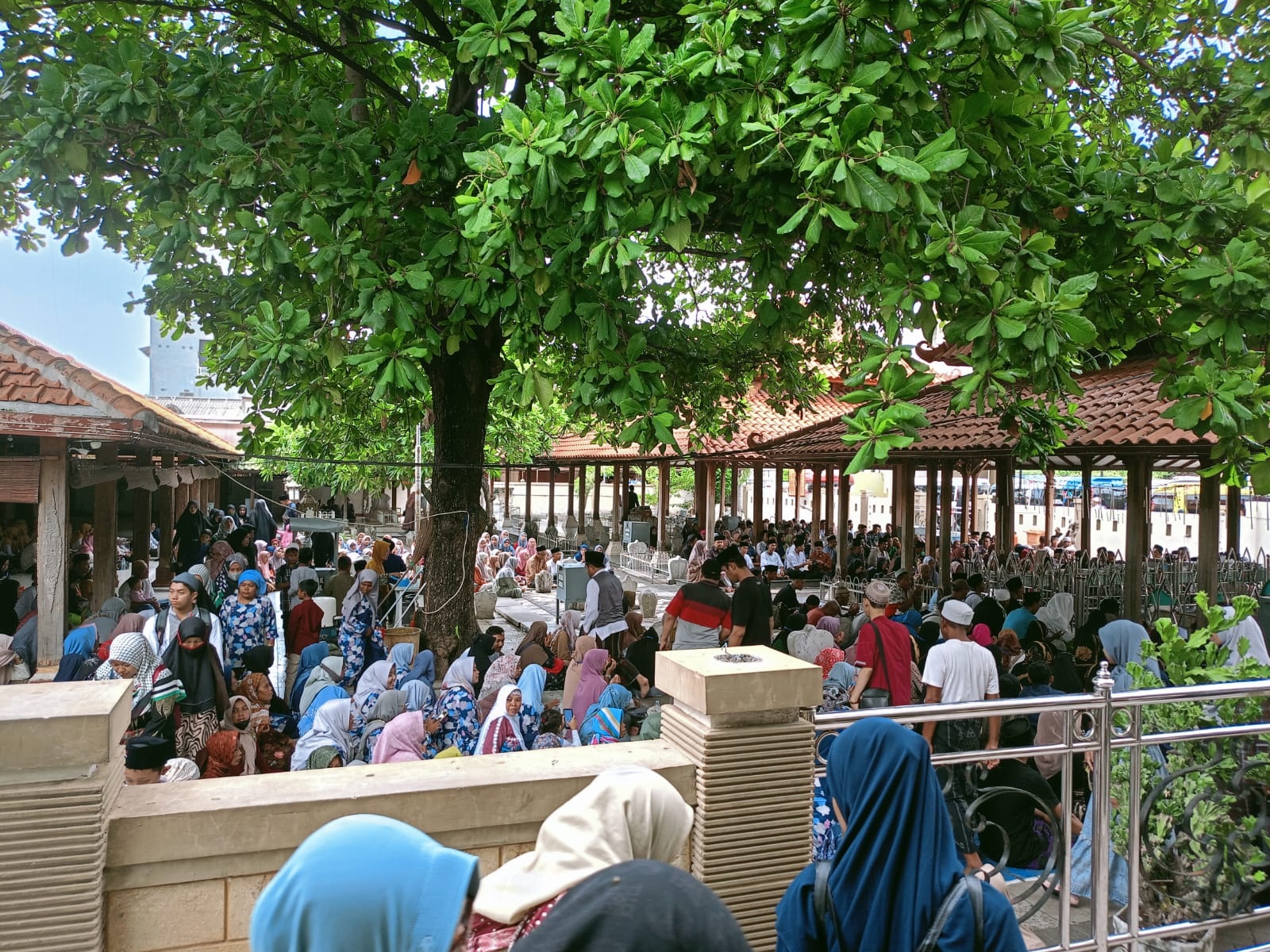 PENUH: Ratusan peziarah terlihat memadati Makam Maulana Malik Ibrahim.