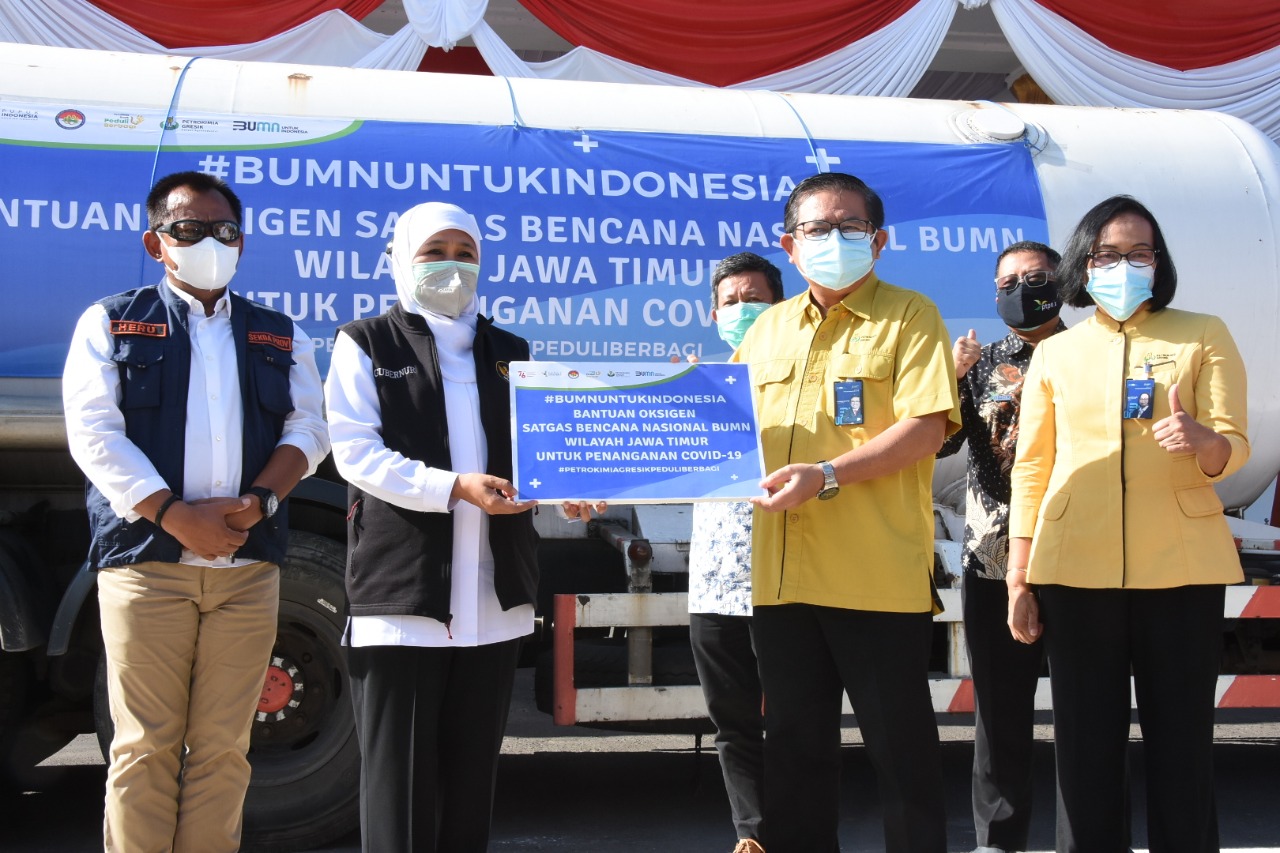 Penyerahan Bantuan Oksigen dari Satgas Tanggap Bencana Nasional BUMN Wilayah Jatim kepada Pemprov Jatim di Gedung Grahadi Surabaya.