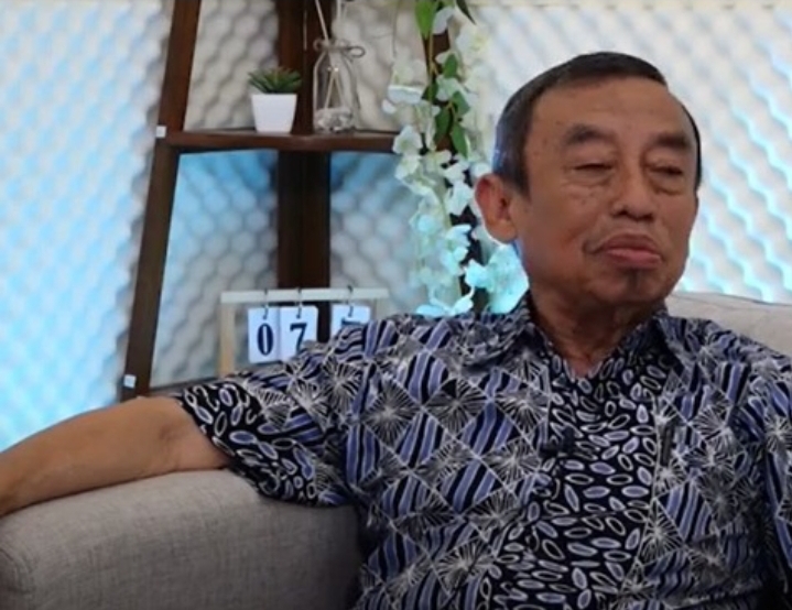 Direktur Bank Amanah Sejahtera Gresik, Oemar Asnar memilih operasi katark premium di klinik mata KMU.