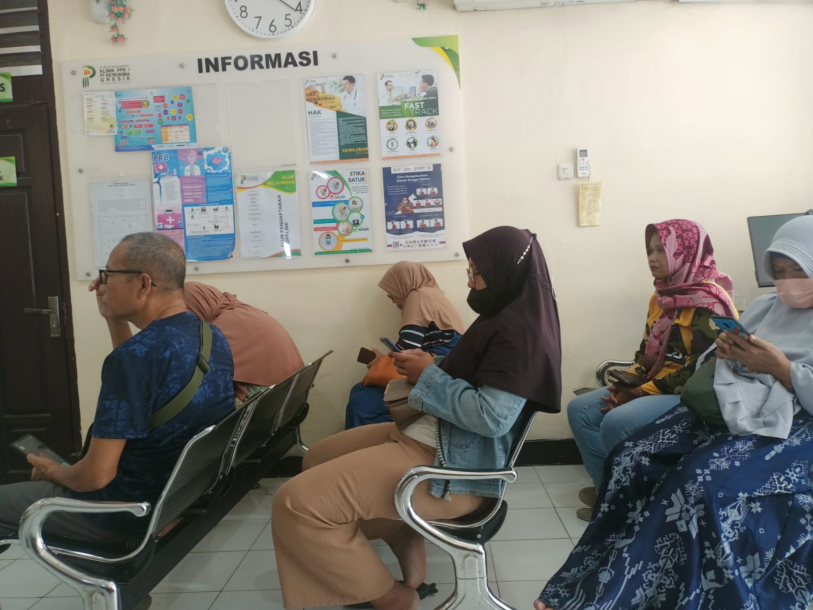 ANTRE: Meski sudah tidak bekerja, para pensiunan di Gresik ini tetap bisa mendapatkan pelayanan kesehatan sama saat mereka bekerja dengan program JKN