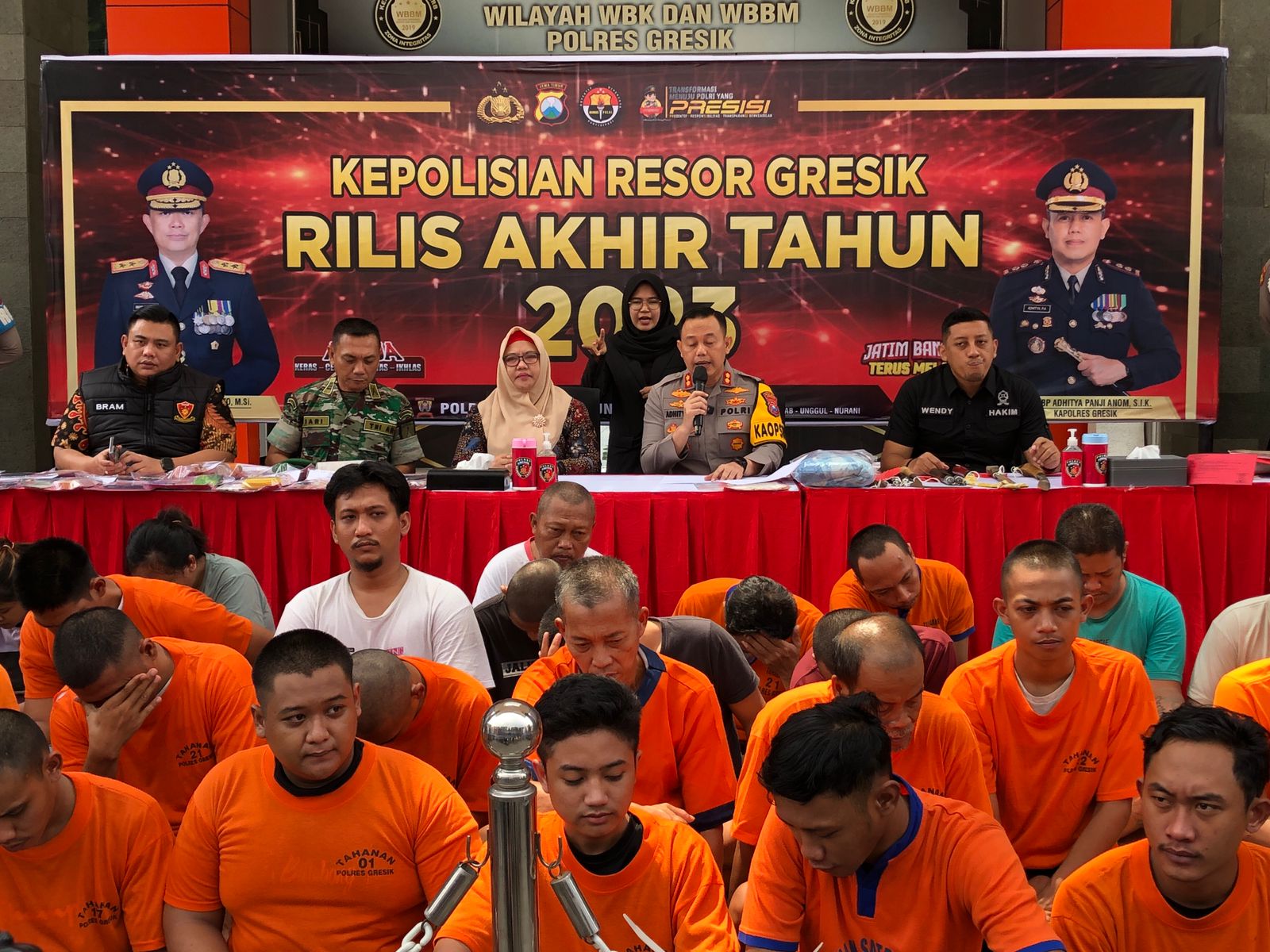 TANGKAPAN: Kapolres Gresik AKBP Adhitya Panji Anom didampingi Wakil Bupati Gresik Aminatun Habibah dan jajaran Forkopimda gelar rilis tangkapan akhir tahun di Mapolres Gr