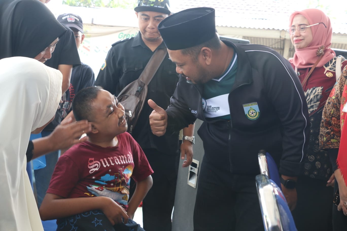 PERHATIAN: Bupati Gresik Fandi Akhmad Yani memberikan semangat kepada salah satu warga disabilitas.