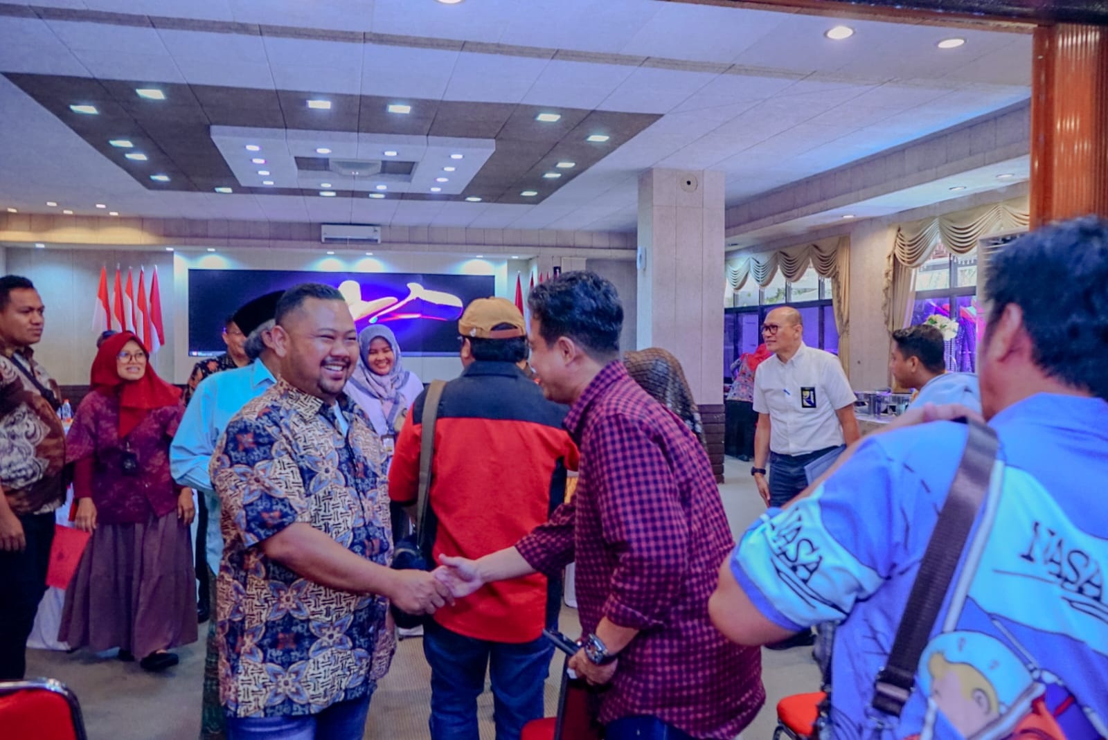 GANTI RUGI: Bupati Gresik Fandi Akhmad Yani memberikan kompensasi dari Pelaksanaan Jalan Nasional (PJN) Wilayah IV Provinsi Jawa Timur atas warga terdampak pelebaran Jalan Manyar.