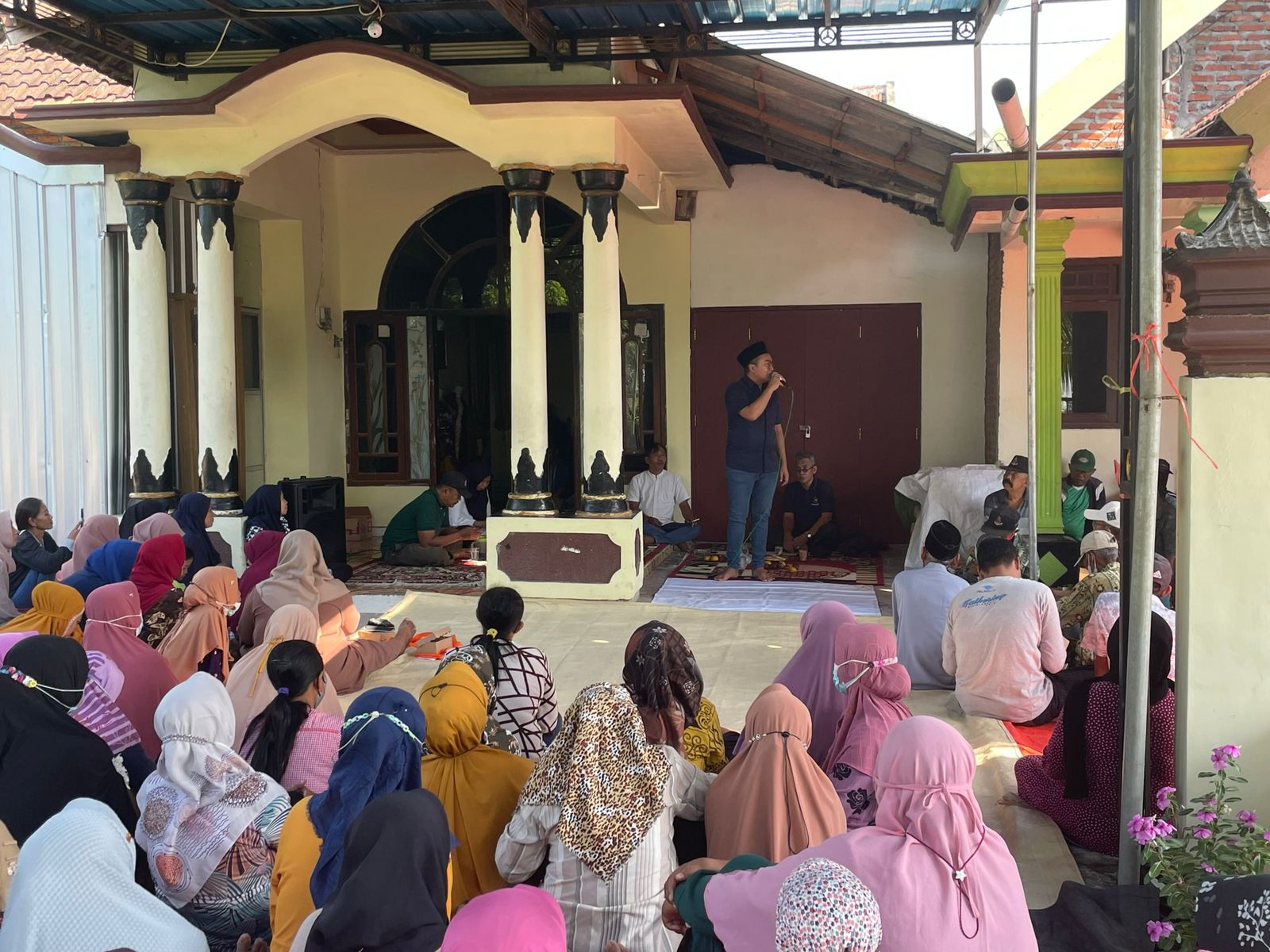 MENYAPA MASYARAKAT: Thoriq Majiddanor melakukan dialog dengan masyarakat di Kabupaten Gresik