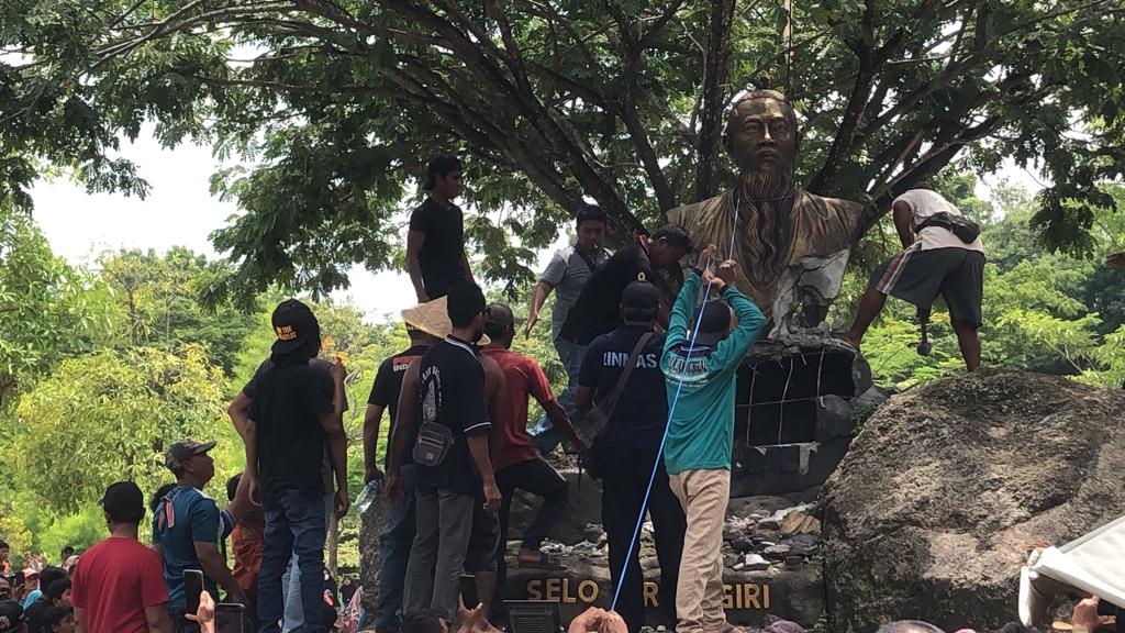 DIROBOHKAN: Warga merobohkan patung mantan Kepala Desa (Kades) Abdul Halim di wisata Setigi yang berada di Kebun Pak Inggih.