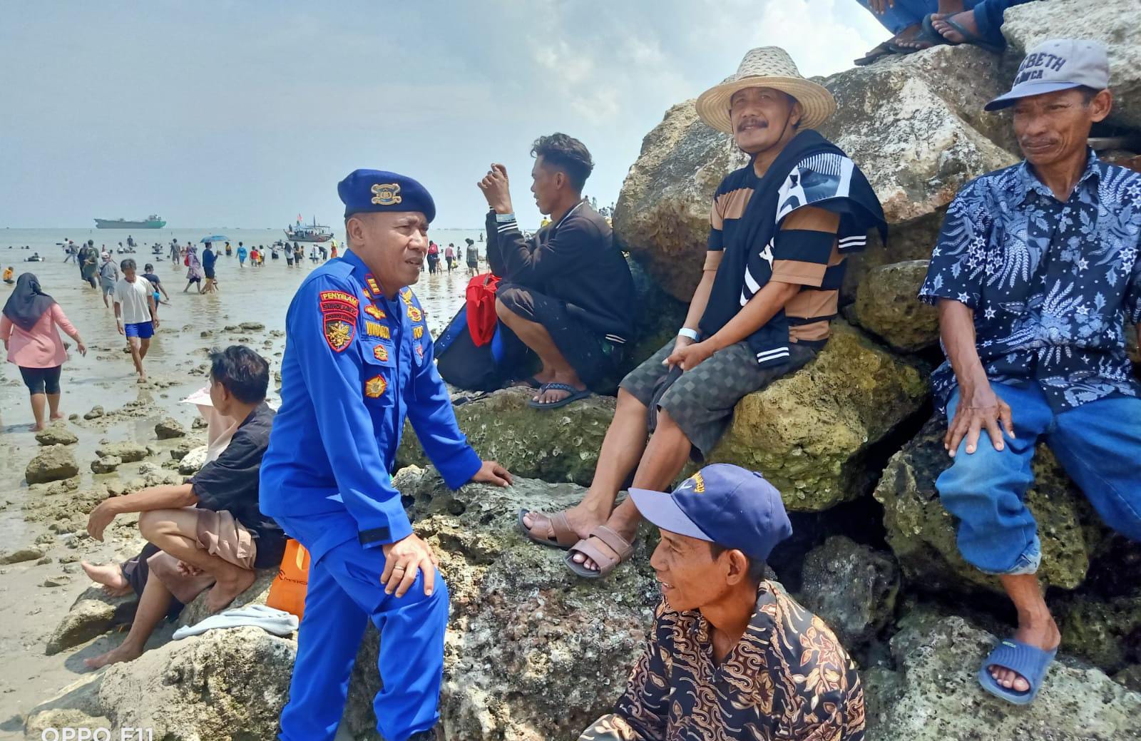 PENGAMANAN: Anggota Satpolairud Polres Gresik melakukan patroli dan pengamanan wisatawan saat libur Nataru di pantai Dalegan, Kecamatan Panceng.
