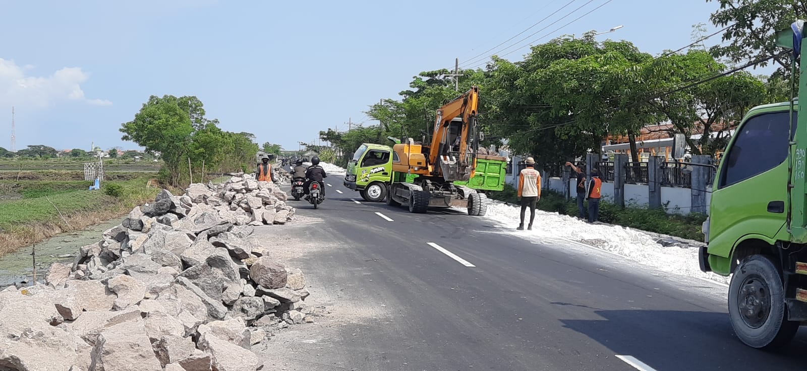 PEMBANGUNAN: Para pekerja saat menyelesaikan peningkatan Jalan Betoyo - Dagang beberapa hari lalu.