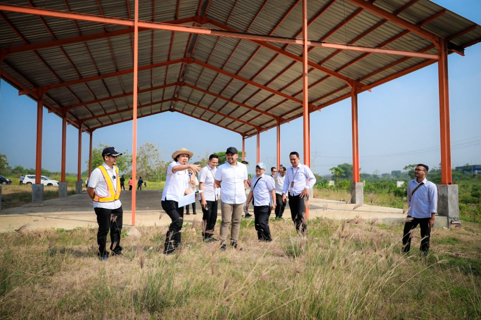 SUDAH SIAP: Bupati Gresik Fandi Akhmad Yani saat meninjau pembangunan TPST Belahanrejo beberapa waktu lalu.