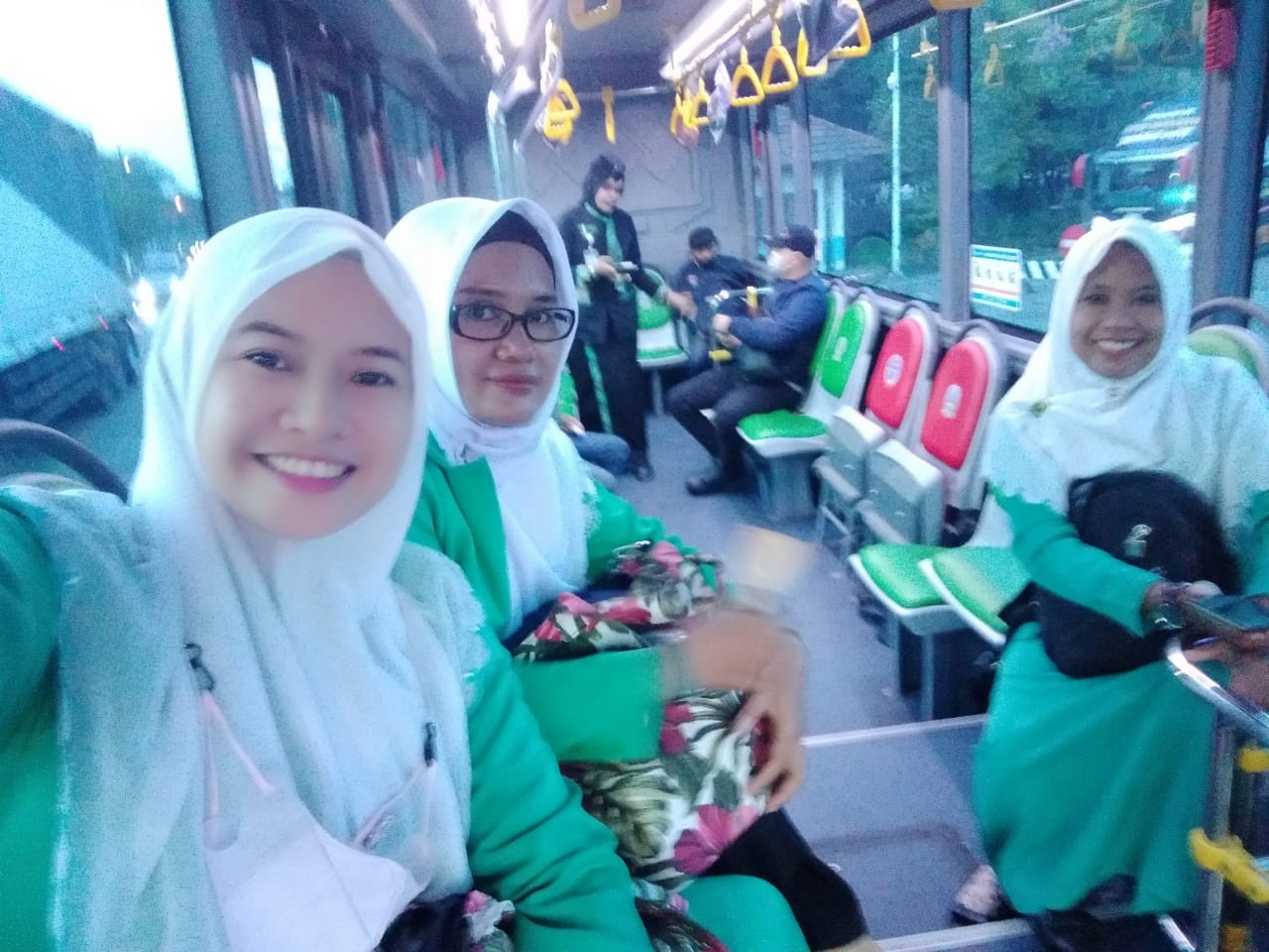 PENGALAMAN PERTAMA: Warga mulai mencoba rute bus Trans Jatim dari Balongpanggang ke Terminal Bunder Gresik.