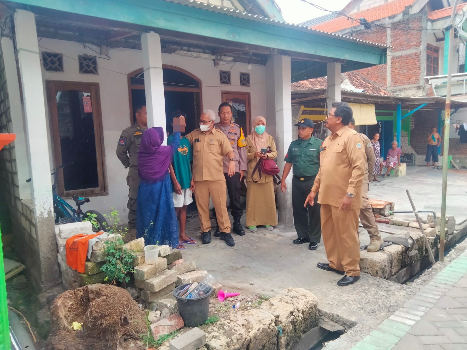 DIAMANKAN: Dinsos Gresik saat mengamankan ST, ODGJ di Desa Jono karena meresahkan masyarakat.