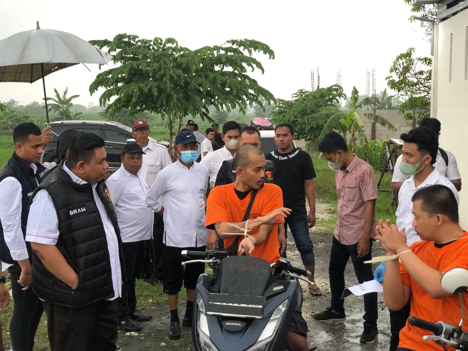 REKONTRUKSI: Kedua tersangka kasus pembunuhan Hengki Pratama Susanto dan Irfan Suryadi saat melakukan rekontruksi di Desa Pranti, Kecamatan Menganti.