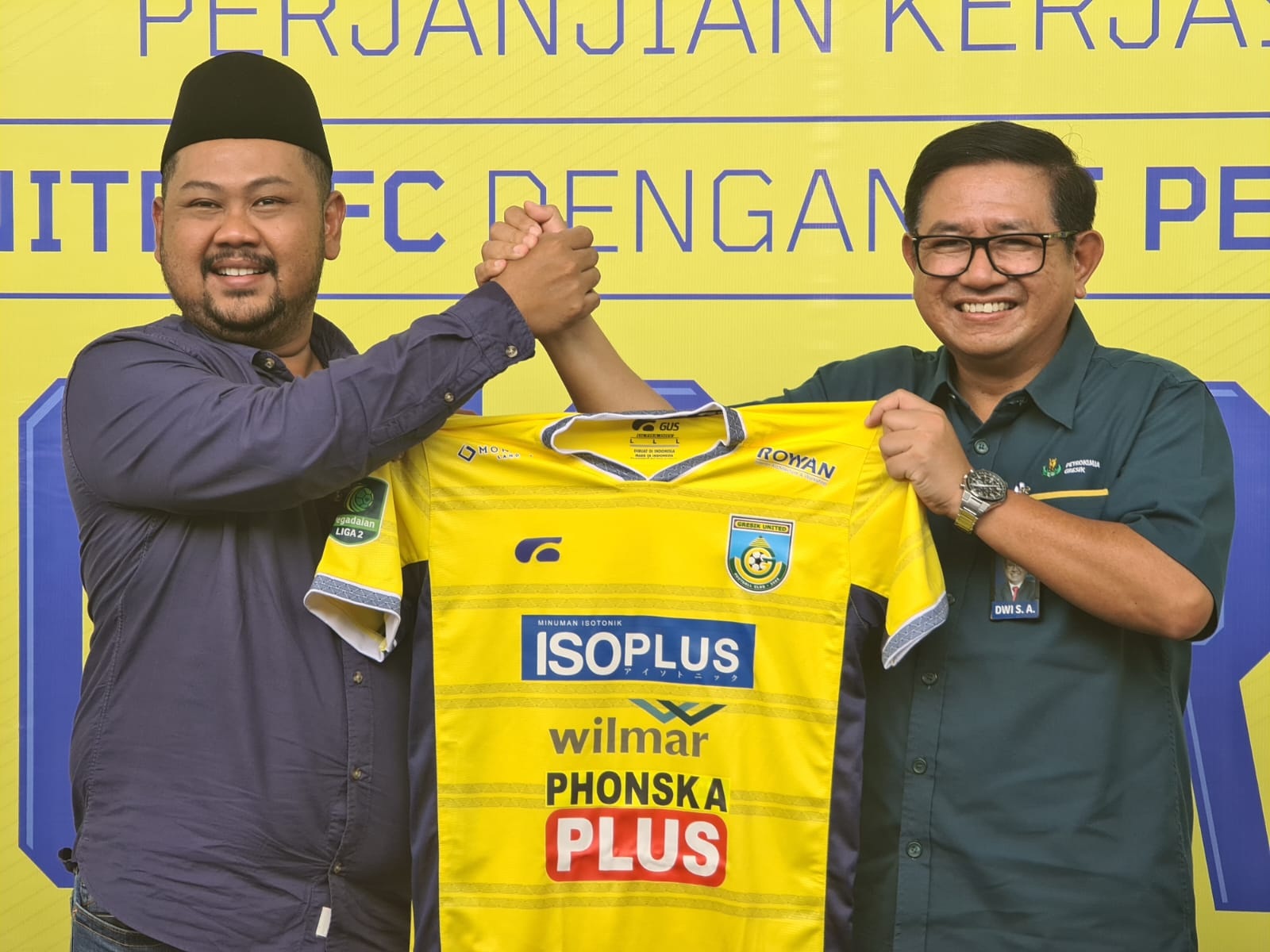 Support Full : Direktur Utama PT Petrokimia Gresik, Dwi Satriyo Annurogo (kanan) bersama Bupati Gresik yang juga Presiden Club Gresik United, Fandi Akhmad Yani menunjukkan jersey club dengan logo Phon