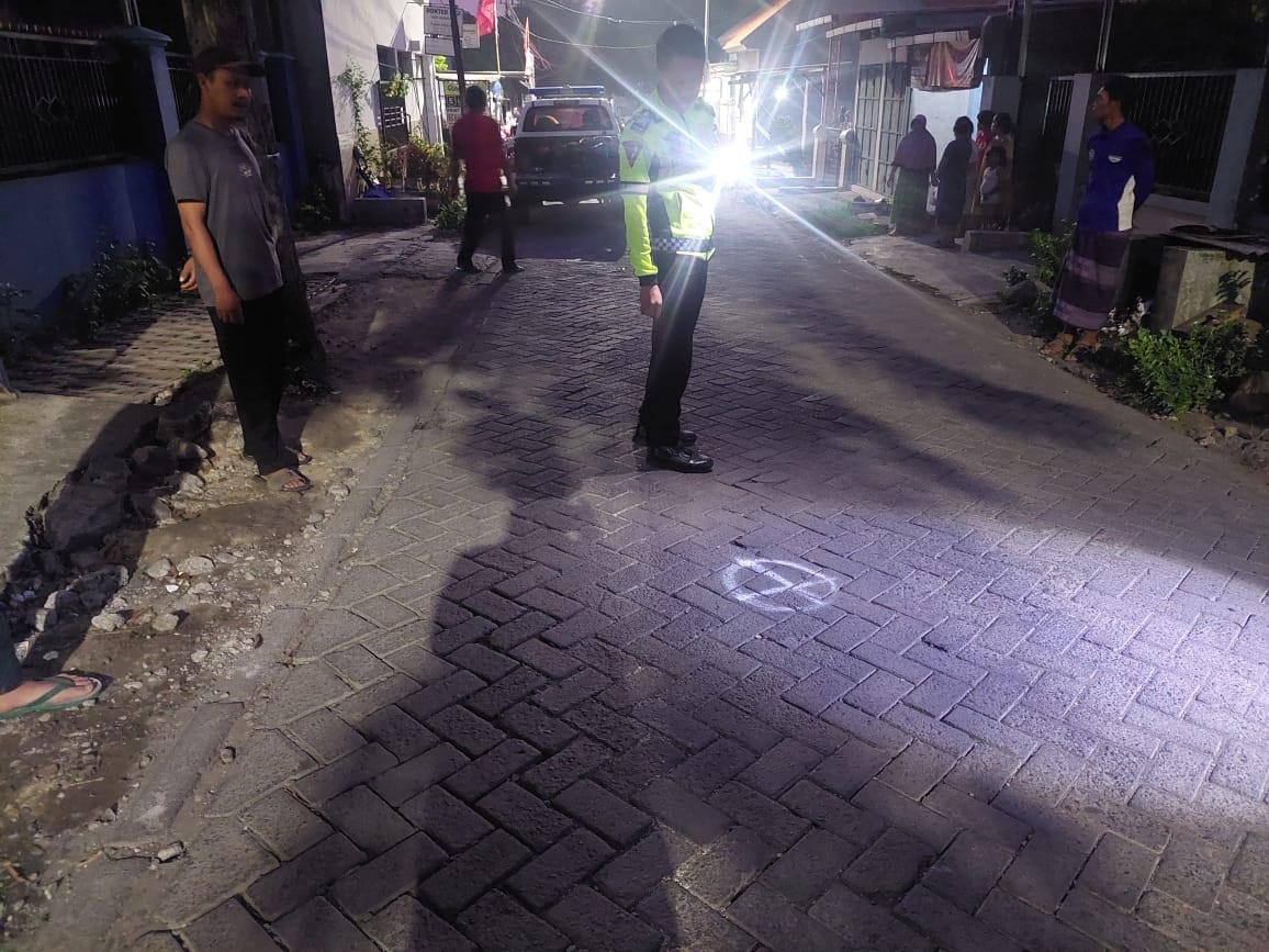 OLAH TKP: Anggota Unit Laka Satlantas Polres Gresik melakukan olah TKP kecelakaan di Jalan Desa Gadung, Kecamatan Driyorejo.